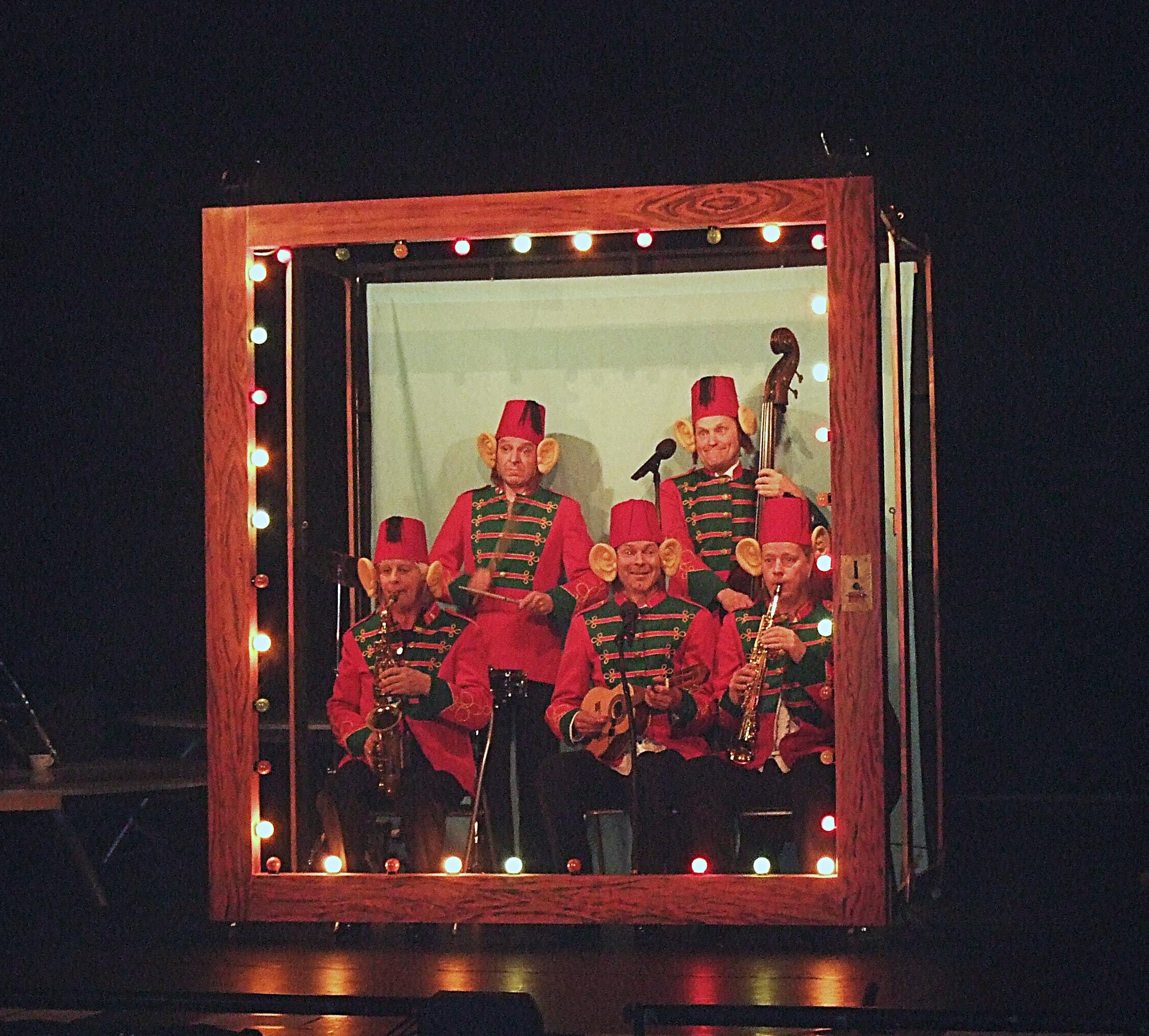 Muzikanten in rode uniformen, decor