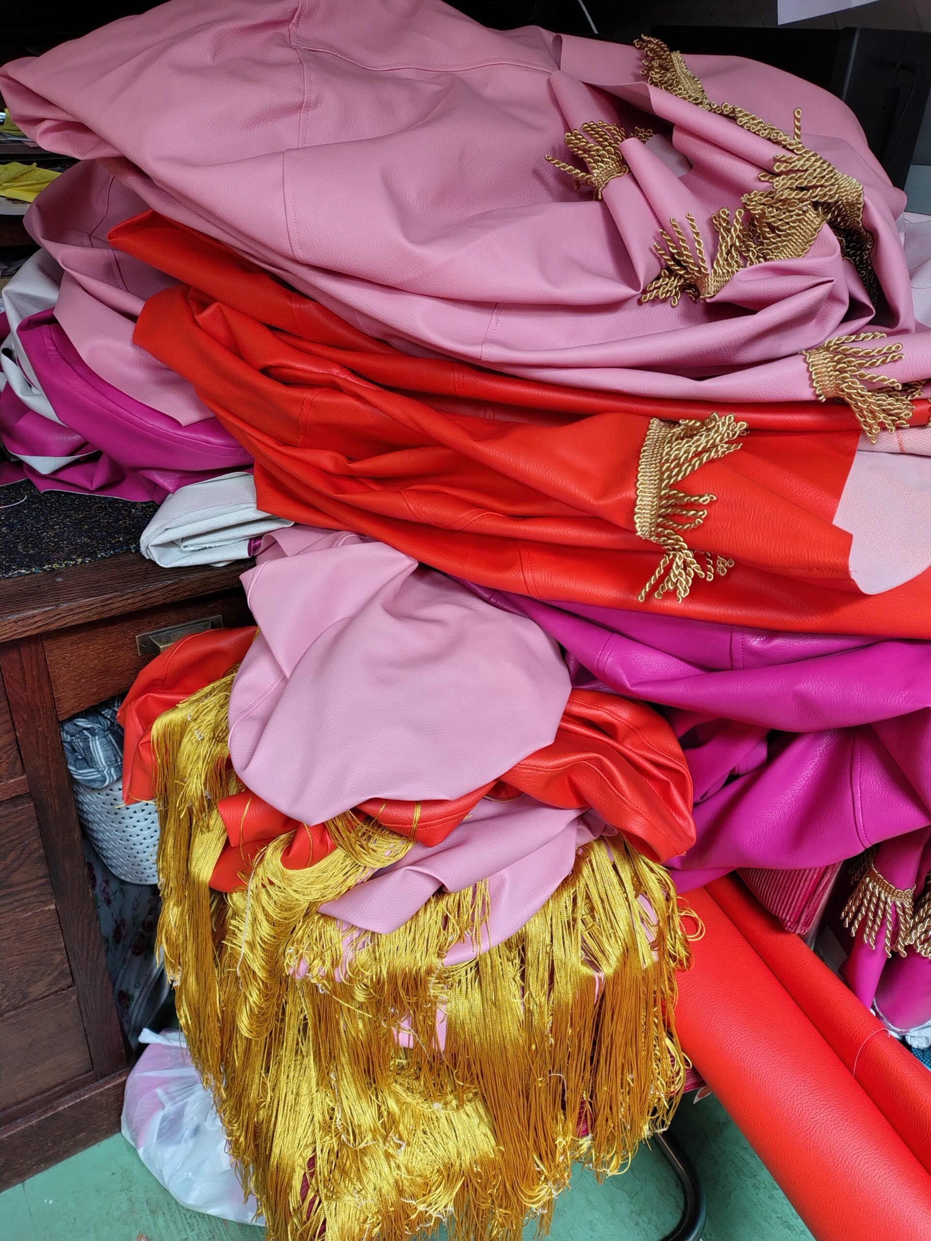 Stapel roze, rode en fuchsia leren stoffen